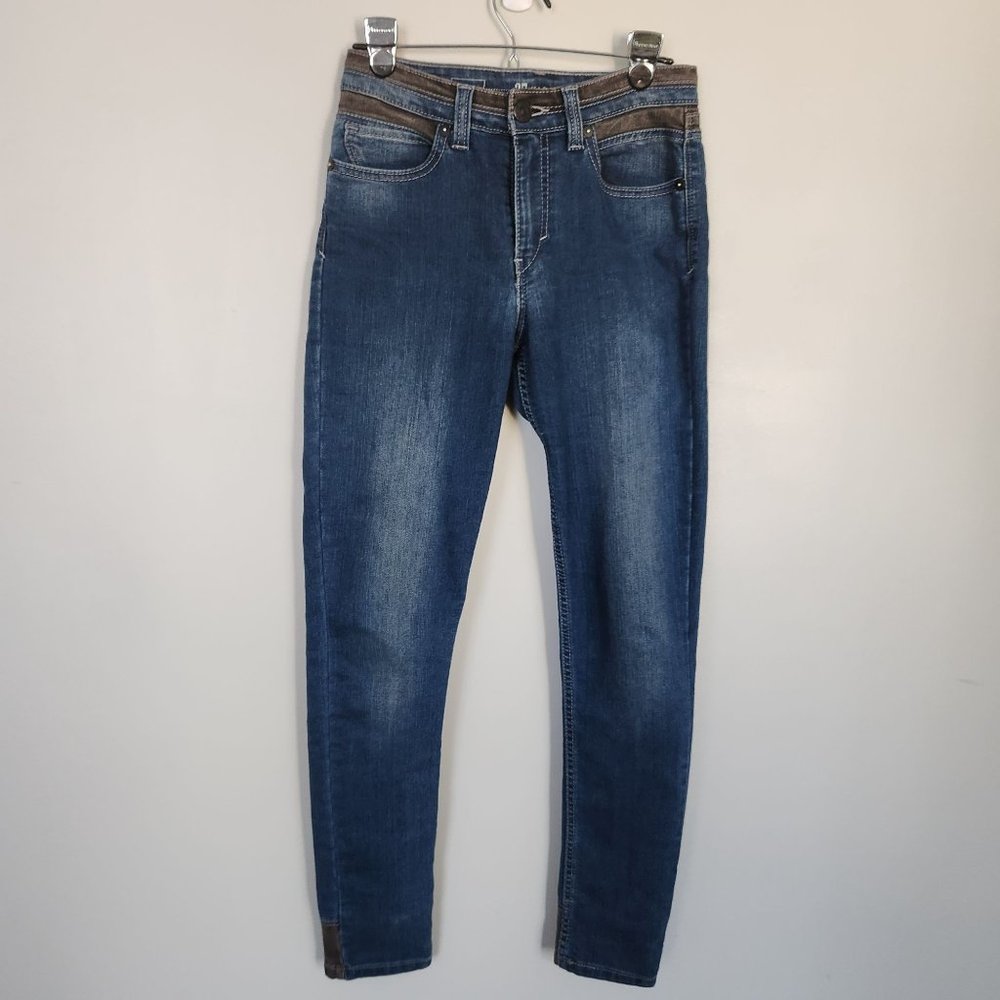 Levi's High Rise Skinny Blue Jeans with Grey/Brown Trim Details Size 27